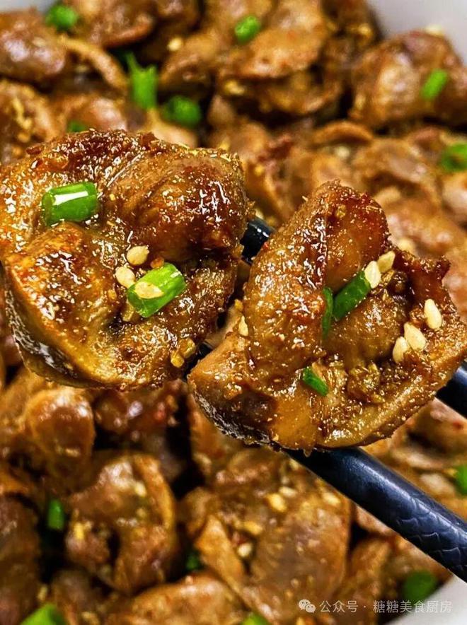 黄酥脆内里却保持着柔嫩多汁香气扑鼻。龙8国际点此进入烤鸡胗！它外表烤得金(图5)