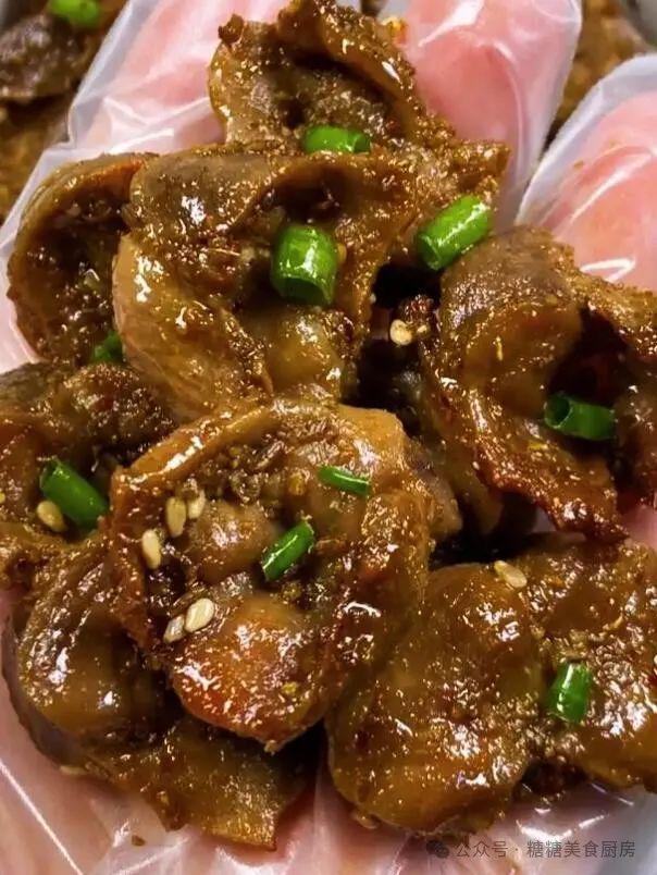 黄酥脆内里却保持着柔嫩多汁香气扑鼻。龙8国际点此进入烤鸡胗！它外表烤得金(图3)