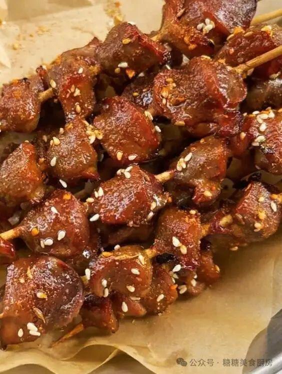 黄酥脆内里却保持着柔嫩多汁香气扑鼻。龙8国际点此进入烤鸡胗！它外表烤得金(图2)